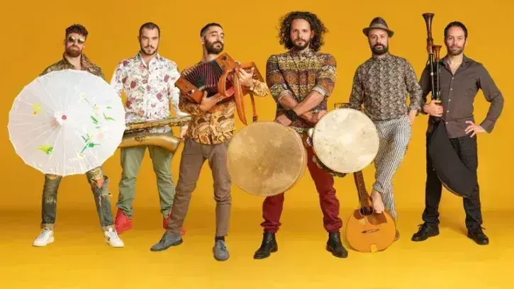 Le live puissant et énergique de Kalàscima met en vedette de nombreux instruments traditionnels © DR.
