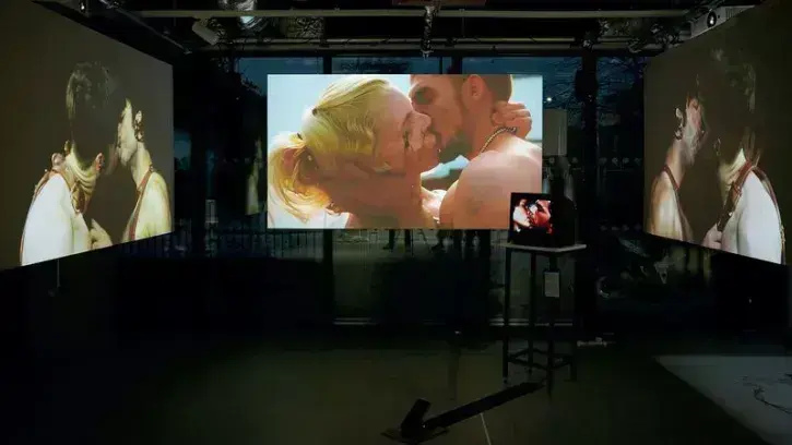"Kiss Crash", installation vidéo d'Adam Cole (2024) © Photo Hannah Burton.