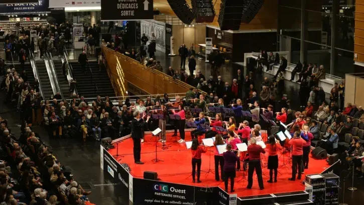 Installé dans le hall de la Cité des congrès, le Kiosque se veut "le cœur battant" de la Folle journée et sera notamment investi par les philarmonies de la région © Romain Boulanger.