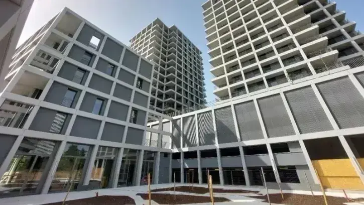 Sur l'île de Nantes, le programme neuf Loire en scène comprend 80 logements en accession libre (Eiffage Immobilier), 75 locatifs sociaux et 13 logements en bail réel solidaire commercialisés par Habitat 44.