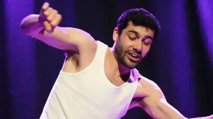 Lucas Prost dans "À vos souhaits", un des premiers spectacles hébergés par la Fabrique à Impros © DR.