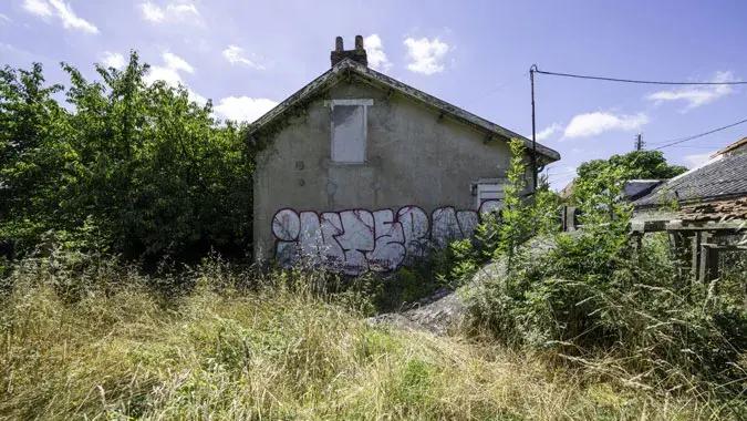 Au fond d’un chemin privé, la Maison de la Boucardière est une petite maison d’environ 50 m², entourée d’un jardin de plus de 300 m². Inoccupée depuis une dizaine d’années, elle est voisine d’autres maisons individuelles, dont deux d’entre elles, propriét