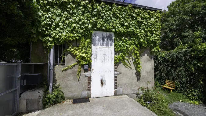 Construite au début du siècle précédent, la Maison de la Moutonnerie dispose d’une surface de 75 m², répartie sur deux niveaux, et donne sur une cour de 70 m². Actuellement occupée par l’association Anef Ferrer et sa maison d’accueil de jour, qui occupe l