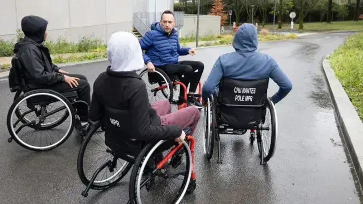 Un groupe de six jeunes ont entendu les témoignages de deux personnes handicapées suite à des accidents de la route © Ludovic Failler.