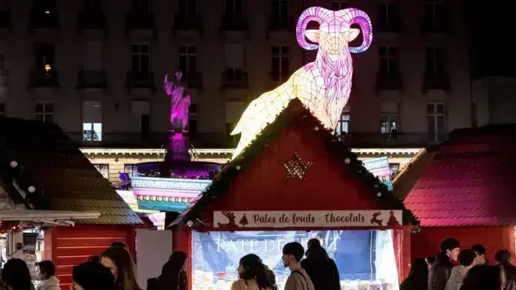 Le mouflon domine aujourd'hui le Marché de Noël place Royale. « Quand je réfléchissais aux sculptures nantaises, je suis tombé sur une carte postale du début 20e qui montrait ce mouflon, autrefois au Jardin des Plantes et fondu pendant la guerre. Cet anim