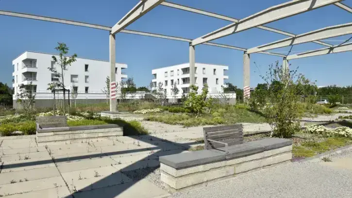 Espace public majeur du quartier, une « Agora Jardin » a été créée sous les arches d'une des anciennes halles logistiques.  © Jean-Dominique Billaud / Loma