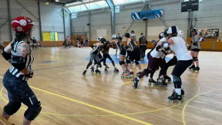 Le Nantes Atlantique Rink-Hockey développe la pratique du roller-derby féminin (crédit photo : NARH).