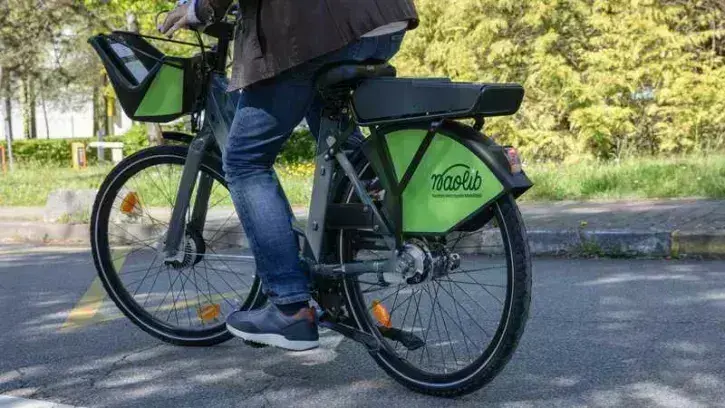 Le service Naolib Micromob', piloté par la Semitan, propose près de 100 trottinettes et vélos à assistance électrique © Céline Jacq.