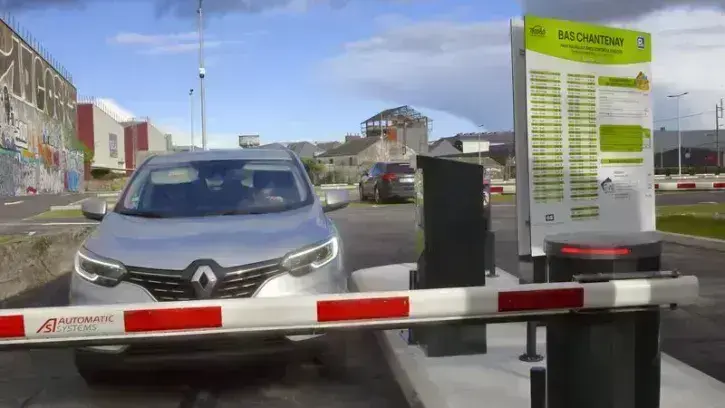 Les parkings-relais permettent aux automobilistes de stationner facilement leur véhicule avant d'utiliser des moyens de transports alternatifs (transports en commun ou vélo), notamment pour les trajets domicile/travail, tout en garantissant l'accessibilit