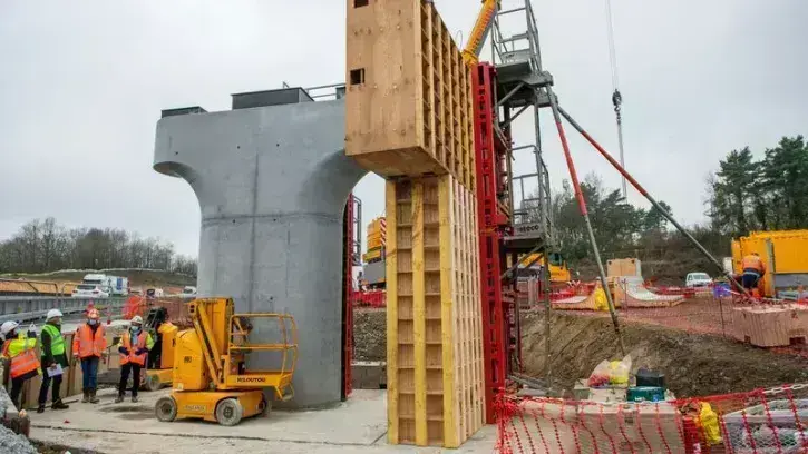 Les premiers appuis des futurs ouvrages sont sortis de terre. Ils supporteront un pont d'une longueur de 105 m.