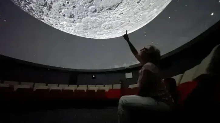 Les images projetées sur le dôme du Planétarium de Nantes offrent un réalisme saisissant, grâce à la technologie laser © Nantes Métropole.
