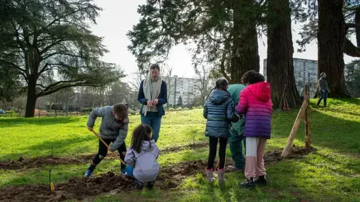 Les jeunes plants ont été ornés d'une étiquette portant le nom des enfants qui les ont plantés : Samira, Sébastien, Sophia, Celya… © Loïc Gatteau pour la Ville de Nantes