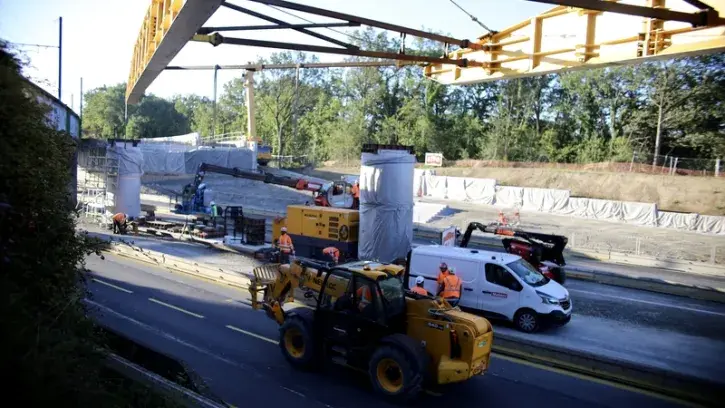 L'ouvrage doit franchir près de 90 mètres au-dessus du périphérique. « On avance à une vitesse d'environ 15 m à l'heure », explique Christophe Vesvres, de l'entreprise Matière © Romain Boulanger.