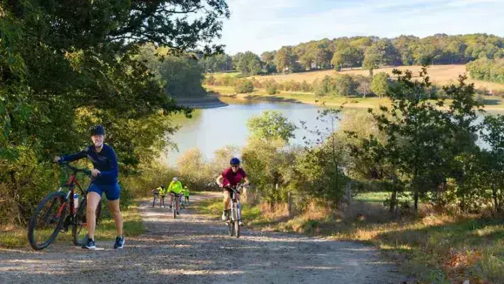 Au fil de l'itinéraire, les cyclotouristes voyagent sur les traces de 1 500 ans d'Histoire, avec un patrimoine bâti médiéval remarquable © Max Juillot