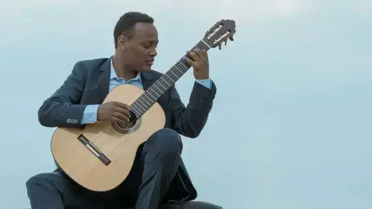 À 27 ans, le guitariste Raphaël Feuillâtre a remporté plusieurs prix prestigieux. Il jouera deux fois à La Folle Journée 2024 © Stefan Hoederath.