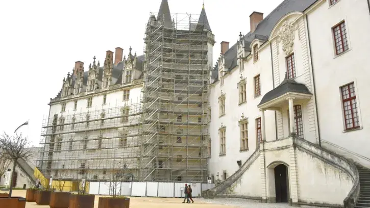 Plusieurs étapes vont se dérouler entre mars et septembre 2023, à la suite d'un travail préparatoire mené avec une grande attention, du fait de l'intérêt patrimonial du site et des façades © Rodolphe Delaroque.