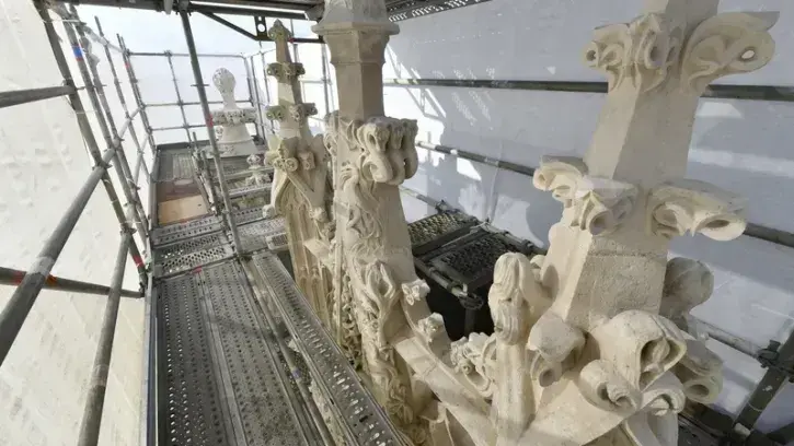 À 30 m du sol de la cour, ces fleurons surmontent les lucarnes du Grand logis. Les sculptures et façades de ce bâtiment ont été nettoyées lors du chantier.