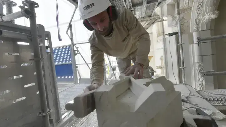 Au château, les sculpteurs travaillent à même les échafaudages arrimés à la tour de la Couronne d'or et sa loggia, qui comptent parmi les fleurons du patrimoine nantais.