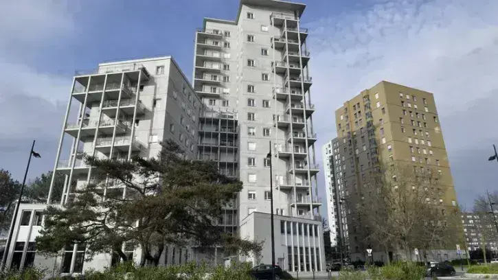 À l'angle du boulevard de Sarrebruck et de la rue de Madrid, le programme Rive de Loire, conçu par Habitat 44 et Cogedim, comprend un immeuble de 85 logements, dont 20 locatifs sociaux, et une auberge de jeunesse sur 9 étages. © Rodolphe Delaroque