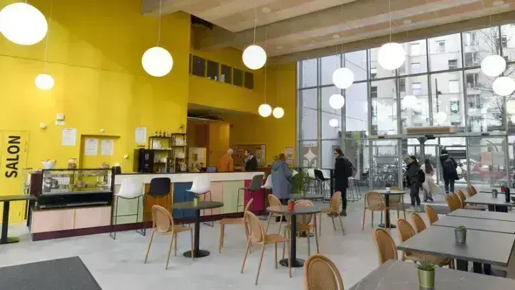 Il est aussi possible de prendre un café toute la journée dans le vaste hall, d'utiliser la laverie ou de profiter de l'espace de coworking gratuit. Ouvert sur le quartier, le CIS pourra accueillir des concerts ou des soirées débat. © Rodolphe Delaroque
