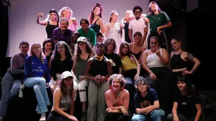 Le temps d'une journée, les 12 participantes à l'édition 2024 ont été rejointes par 30 rappeuses issues des précédentes promotions du Summer Camp, pour des masterclasses © Margaux Martin.