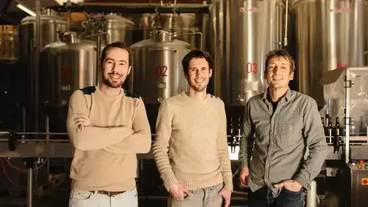 Rejoints par Guillaume Leroux (à droite), Samuel et Fabien Marzelière ont fondé Tête Haute en 2018, au Cellier. La brasserie d'insertion, en plein développement, investira des locaux trois plus grands à Nantes, près de la ferme du bois des Anses, fin 2025