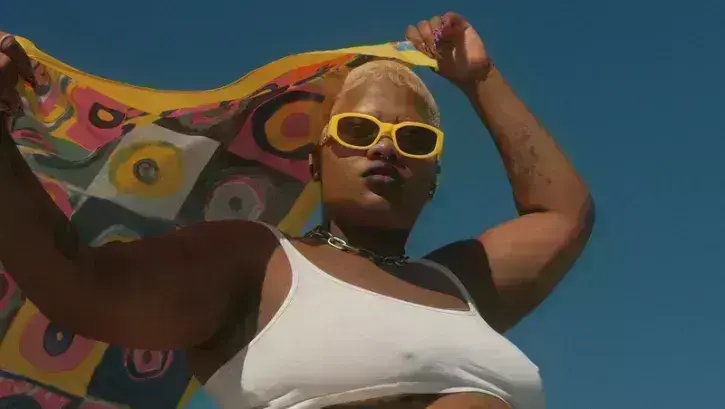 Uzi Freyja : « Le groupe s'est formé à Nantes autour de Kelly Rose, sa chanteuse d'origine camerounaise, lors d'un open mic à la Fête de la musique. Ils ont fait depuis la tournée des gros festivals cet été, les Vieilles charrues aux Trois éléphants, avec