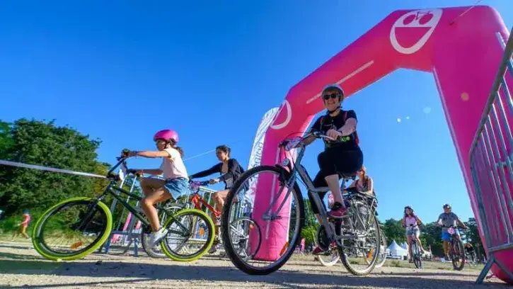 Chaque coup de pédale rime avec dépaysement et convivialité sur Vélotour, un événement qui vous fait entrer à vélo dans des lieux inhabituels. © DR