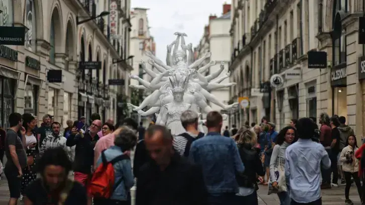 Installée rue d'Orléans, l'ensemble de Xu Zhen "European thousand-arms classical sculpture" © Romain Boulanger.