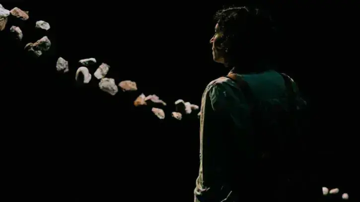 "Flux" de Clément Édouard et Pierce Warneck, une installation composée de roches suspendues mises en mouvement © Joana Magalhaes – Prisma.