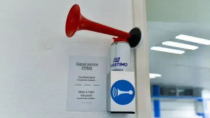 Une trompe d'alerte signal sonore confinement et intrusion à l'école Sully. © Stéphan Ménoret