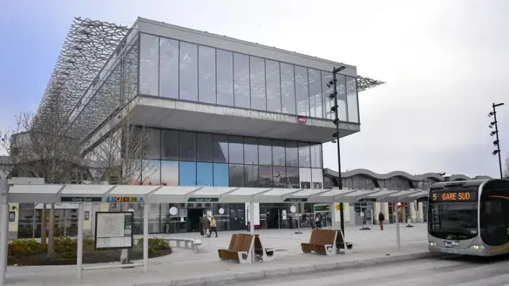Juste en face de la gare, une station unique permet d'emprunter les lignes C2 et C3, la ligne 54, ou encore la ligne 5 de busway. © Rodolphe Delaroque pour Nantes Métropole