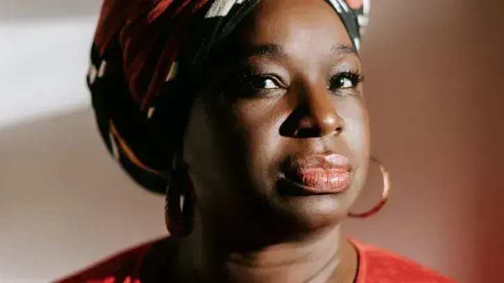 Axelle Jah Njiké, autrice, podcastrice et chroniqueuse ©Marie Rouge. Tous droits réservés.