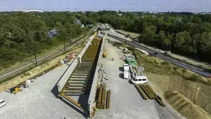 Le pont, qui sera poussé sur ses piles au mois d'août, est en cours de montage au plus près de son site de lancement.  © Valéry Joncheray