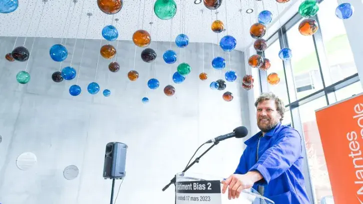 Une oeuvre collaborative de l'artiste Nicolas Koch décore le hall d'accueil
