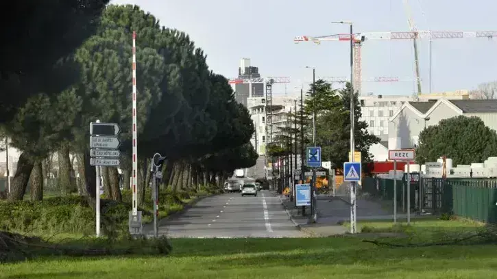Sur le boulevard Schoelcher, le chantier va réduire la circulation à une voie dans chaque sens. © Rodolphe Delaroque