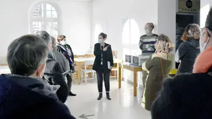 Des riverains visitent le lieu d'hébergement Broussais (©Nantes Métropole)
