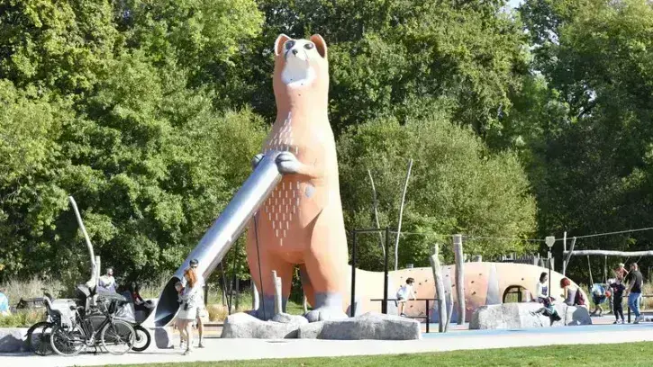 Dans le Parc de la Sèvre, inauguré en 2022, une aire de jeux, dominée par une genette géante, fait le bonheur des enfants. © Rodolphe Delaroque