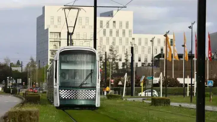 La 4e génération du tramway nantais est à présent « en phase de tests voyageurs ». Dans l'immédiat, deux rames circulent en semaine sur la ligne 1 (trois le week-end) © Ludovic Failler.