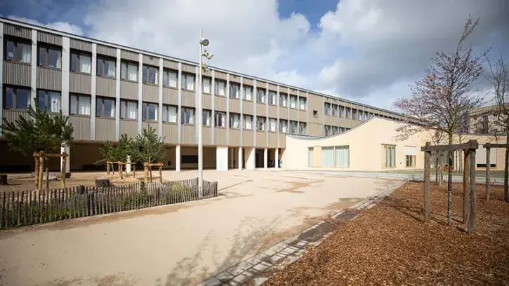 Espace central en terre et sable, parcours d'agilité, jardin des sens… Pensée avec les parents d'élèves, la cour élémentaire a été remodelée.