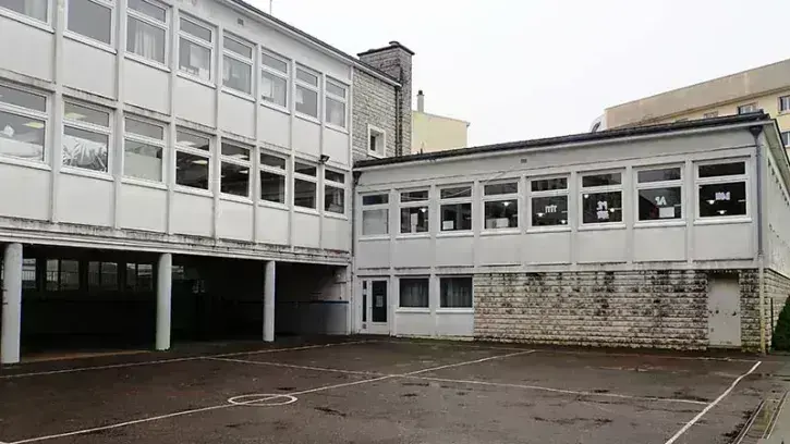 La Ville débitume les cours d'école, 30 % des établissements sont concernés. Ici l'école du Coudray, quartier Saint-Donatien, avant sa restructuration. © Ludovic Failler pour Nantes Métropole.