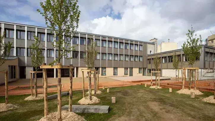 Les deux cours du groupe scolaire, 1000 m² pour la maternelle et 1500 m² pour l'élémentaire, ont été désimperméabilisées et accueillent 39 arbres supplémentaires. Des aménagements ludiques y ont été installés : bac à sable, rochers, rondins, gradins et po