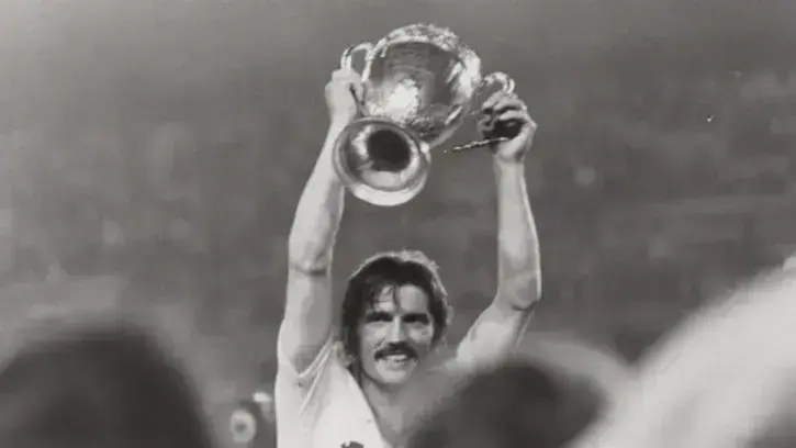 En 1979, le FC Nantes remporte pour la première fois la Coupe de France, brandie par son capitaine Henri Michel, face à l'AJ Auxerre ©Archives musée FCN – Joël Martin.