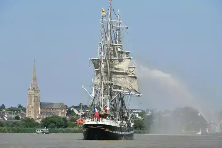 Le Belem a ouvert la parade nautique de Débord de Loire. Photo : Marc Roger