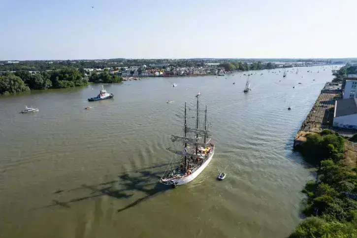 Le Français, suivi de dizaines d'embarcations, remontant la Loire jusqu'à Nantes. Photo : Jean-Félix Fayolle.