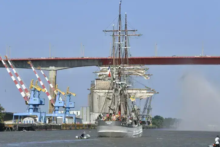 Passage sous le Pont de Cheviré, l'arrivée au port de Nantes n'est plus très loin. Photo : Marc Roger