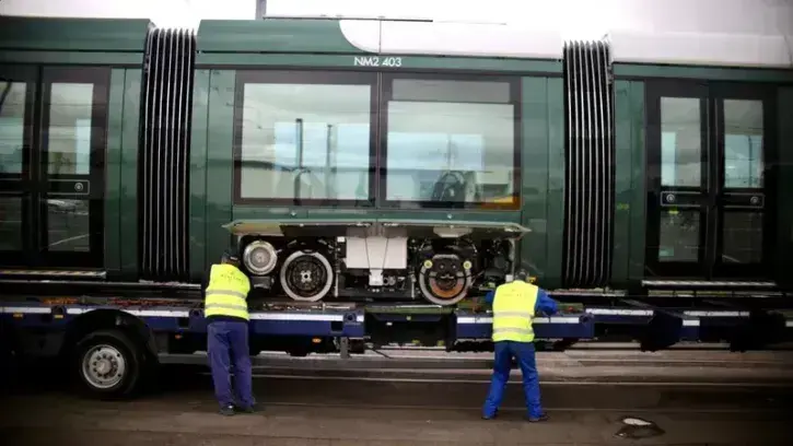 Après la livraison, l'assemblage. Descendus des remorques et acheminés vers l'atelier, les deux morceaux de la rame vont être assemblés. Durée de l'opération : 3 jours, avec l'accompagnement des équipes d'Alstom. © Romain Boulanger