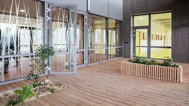 L'école maternelle est dotée d'un jardin d'hiver dont l'usage reste à définir avec les utilisateurs.