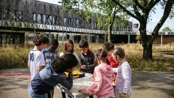 La cour de la nouvelle école Claire Bretécher laisse une part importante à la nature et a été pensée pour favoriser l'égalité filles-garçons.