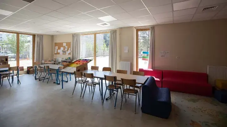 Au sud, l'extension intègre notamment une vaste salle d'activité pour le périscolaire.